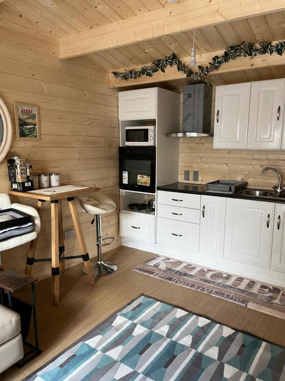 Kuchyň nebo kuchyňský kout v ubytování Bridgets Log Cabin