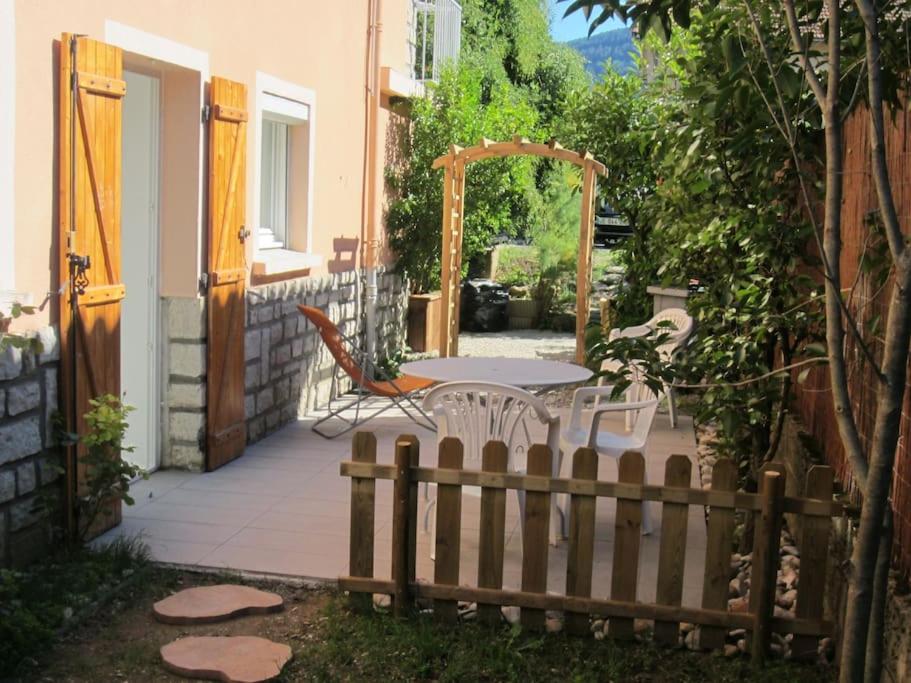 Κήπος έξω από το Jolie T2 rénové avec jardin clos et parking privé