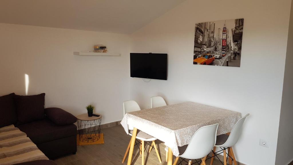 TV a/nebo společenská místnost v ubytování Apartmani Nora Štinjan