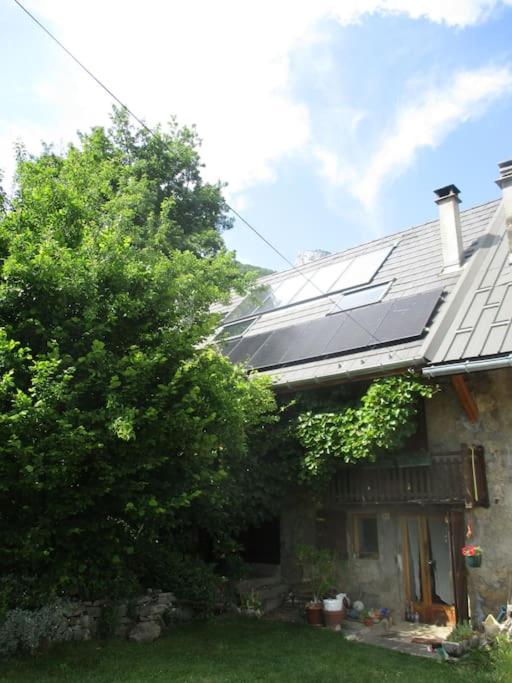 une maison avec un panneau solaire sur le toit dans l'établissement Maison verte à la montagne, à Saint-Alban