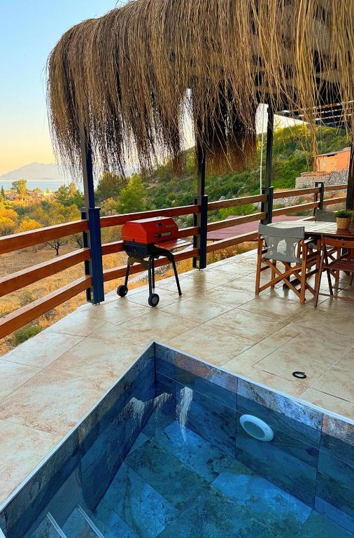 a swimming pool with a table and a picnic table at Dolce Vita Söğüt in Marmaris