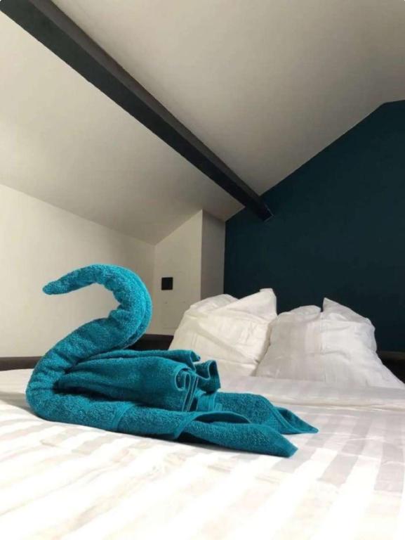 une serviette bleue posée sur un lit dans l'établissement Logement, à Calais