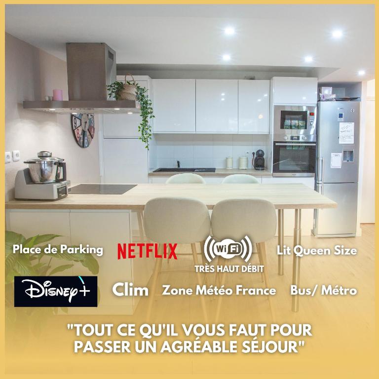 une cuisine avec des armoires blanches et une table et des chaises dans l'établissement Le Coccon Entre Basso Cambo et Lardenne, à Toulouse