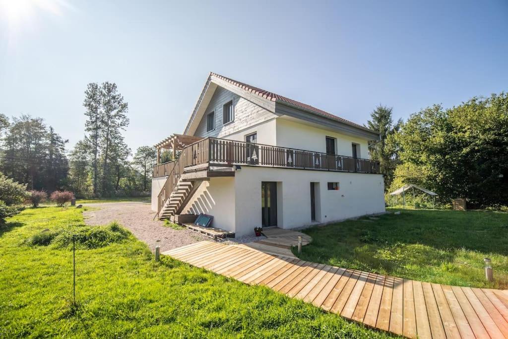une maison avec un escalier qui y mène dans l'établissement Campôse, authentique maison vintage avec spa, 10p, à Gérardmer