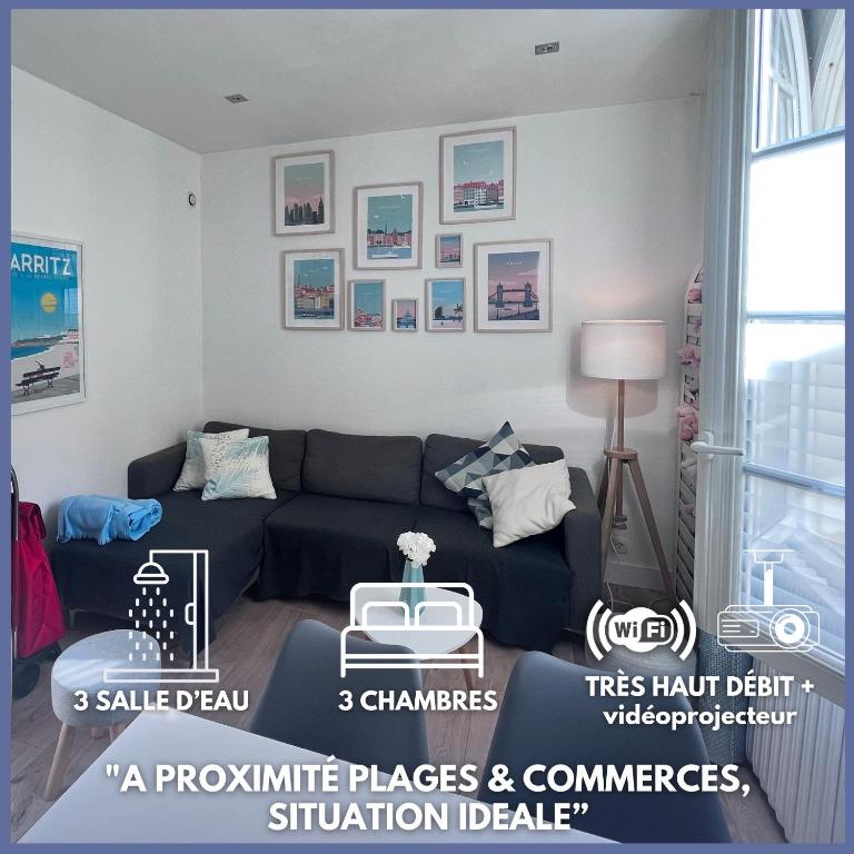 un salon avec un canapé bleu dans une pièce dans l'établissement Chalet basque 6 couchages centre ville Biarritz, à Biarritz