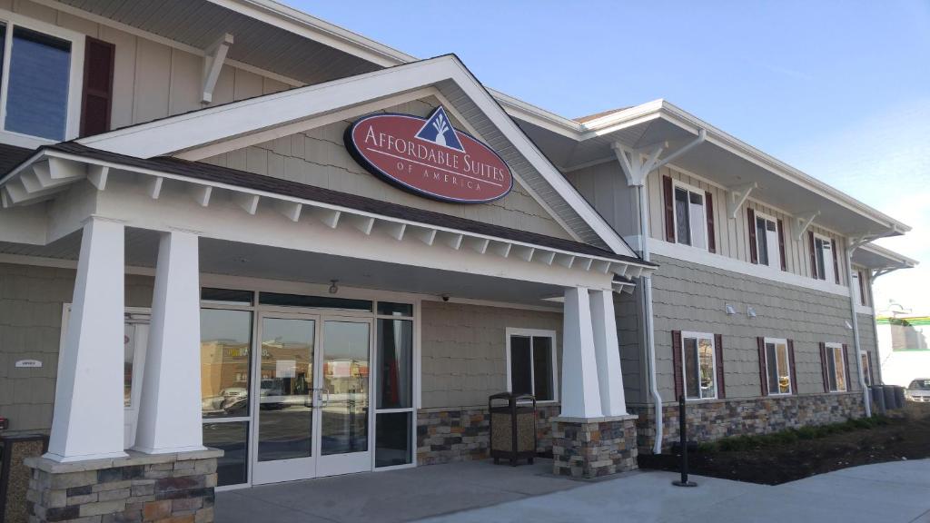 een restaurant met een bord aan de voorzijde van een gebouw bij Affordable Suites of America Portage in Portage