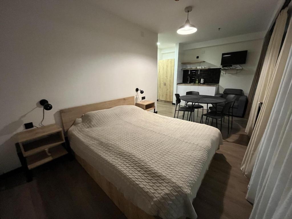 Postel nebo postele na pokoji v ubytování Walk to Ski Lift-1BR-Studio-Balcony-Parking