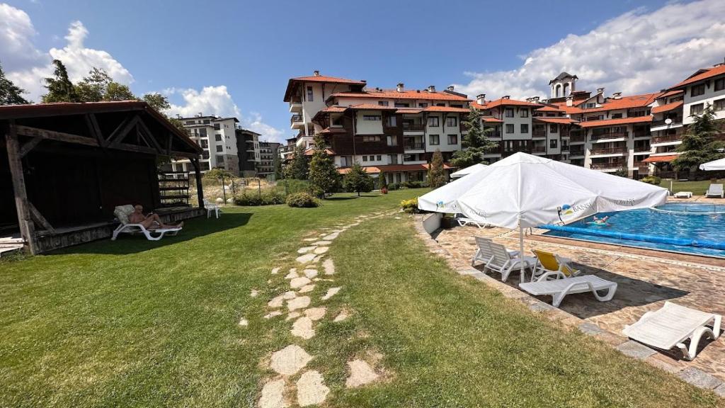 Bazén v ubytování Bansko Royal Towers Thea Apartment nebo v jeho okolí