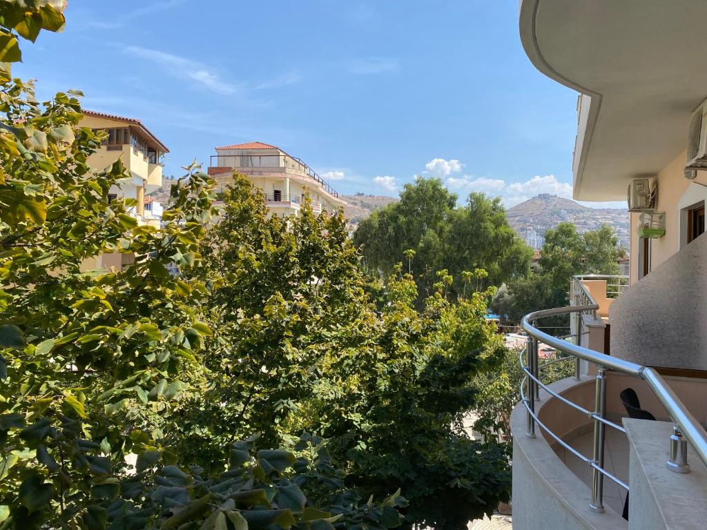 Nespecifikovaný výhled na hory nebo výhled na hory při pohledu z hotelu
