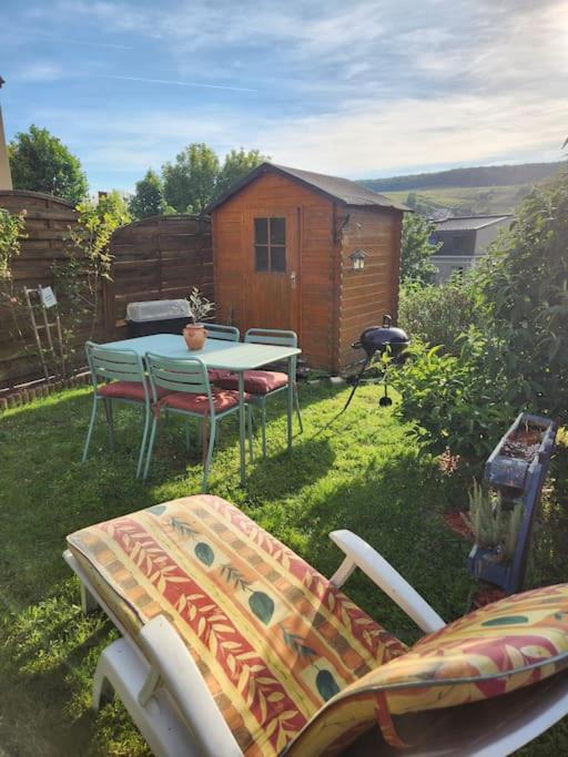 une arrière-cour avec une table, des chaises et un grill dans l'établissement Le Garden Champ'- Duplex, jardin, à Épernay