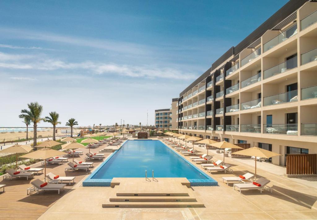 Bazén v ubytování Palma Bay Rotana Resort - New Alamein nebo v jeho okolí