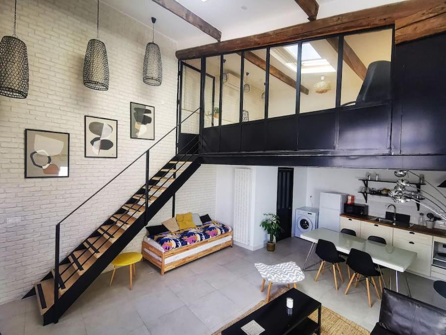 un salon avec un escalier et un canapé dans l'établissement Loft en duplex- TOP emplacement -Montpellier, à Montpellier