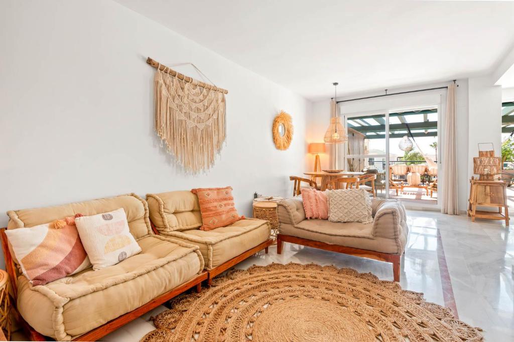 Posedenie v ubytovaní StayatSas Luxe App vlakbij strand, 80 m2 terras, grote zwembaden Marbella