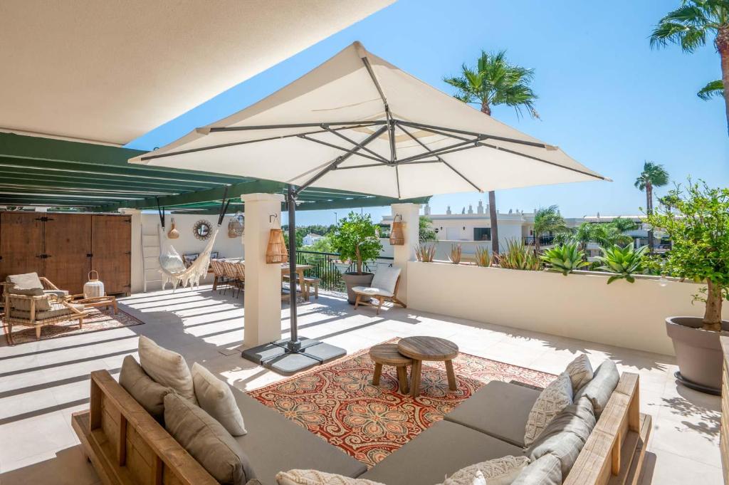 Balkón alebo terasa v ubytovaní StayatSas Luxe App vlakbij strand, 80 m2 terras, grote zwembaden Marbella