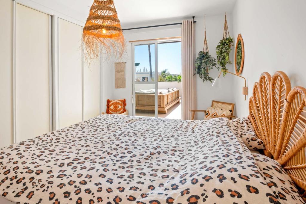 Posteľ alebo postele v izbe v ubytovaní StayatSas Luxe App vlakbij strand, 80 m2 terras, grote zwembaden Marbella