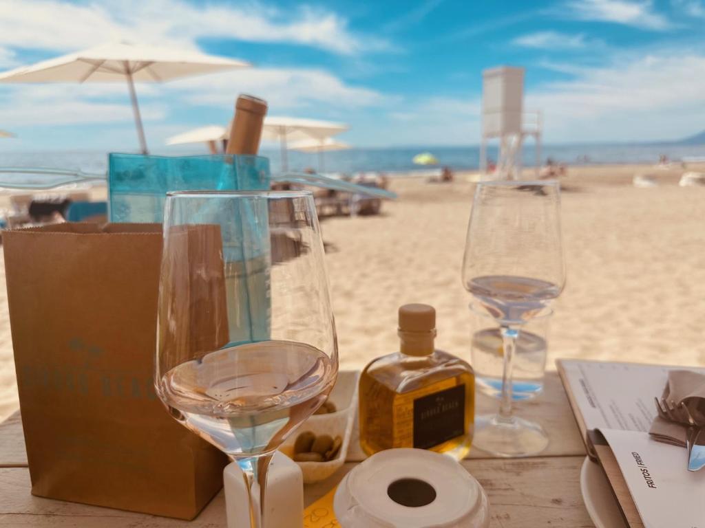 Nápoje v ubytovaní StayatSas Luxe App vlakbij strand, 80 m2 terras, grote zwembaden Marbella