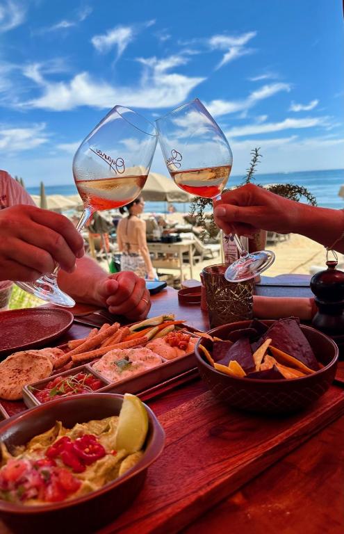 Nápoje v ubytovaní StayatSas Luxe App vlakbij strand, 80 m2 terras, grote zwembaden Marbella