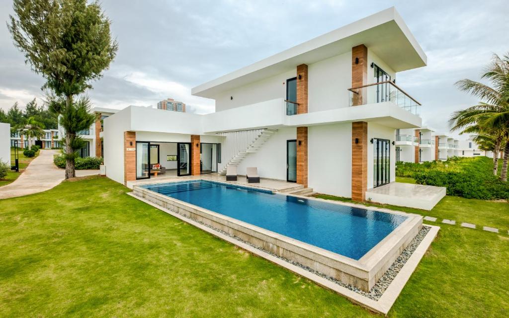 Swimmingpoolen hos eller tæt på Biệt thự mặt tiền biển Saint Simeon Resort