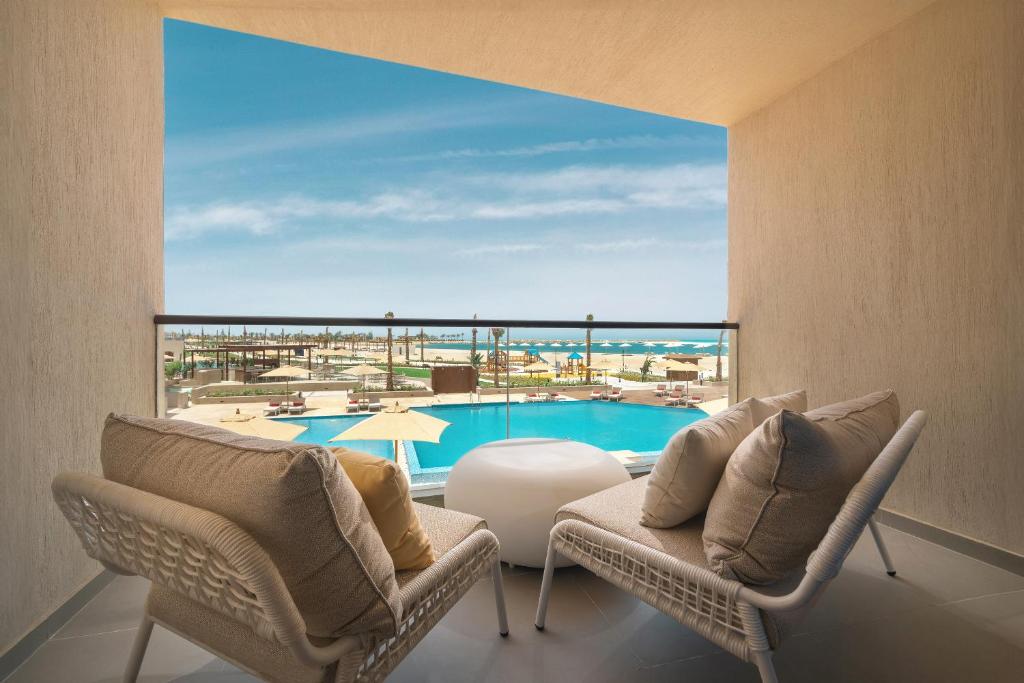 Bazén v ubytování Palma Bay Rotana Resort - New Alamein nebo v jeho okolí
