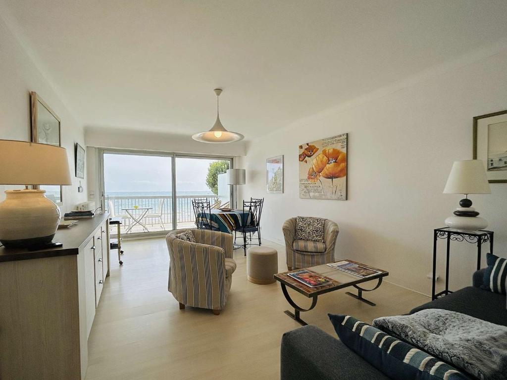 un salon avec un canapé et une table dans l'établissement Appartement 2 pièces face mer avec terrasse et parking privatif - La Baule - FR-1-245-151, à La Baule