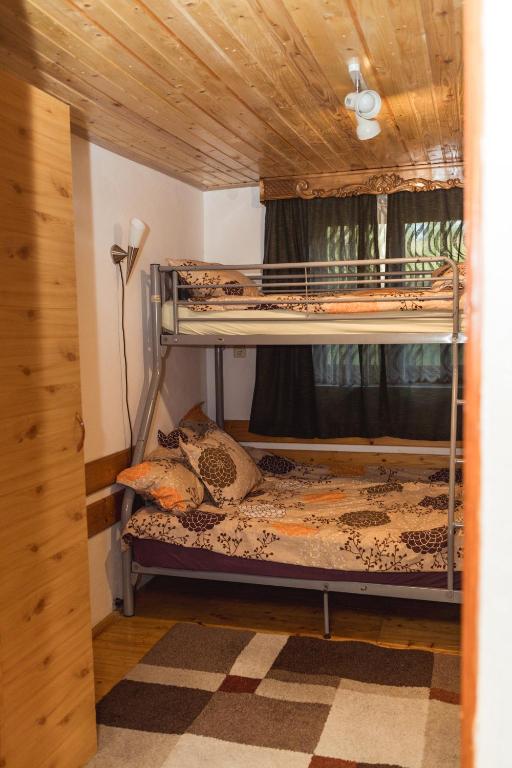 Palanda nebo palandy na pokoji v ubytování Cabana Huta Sinteu