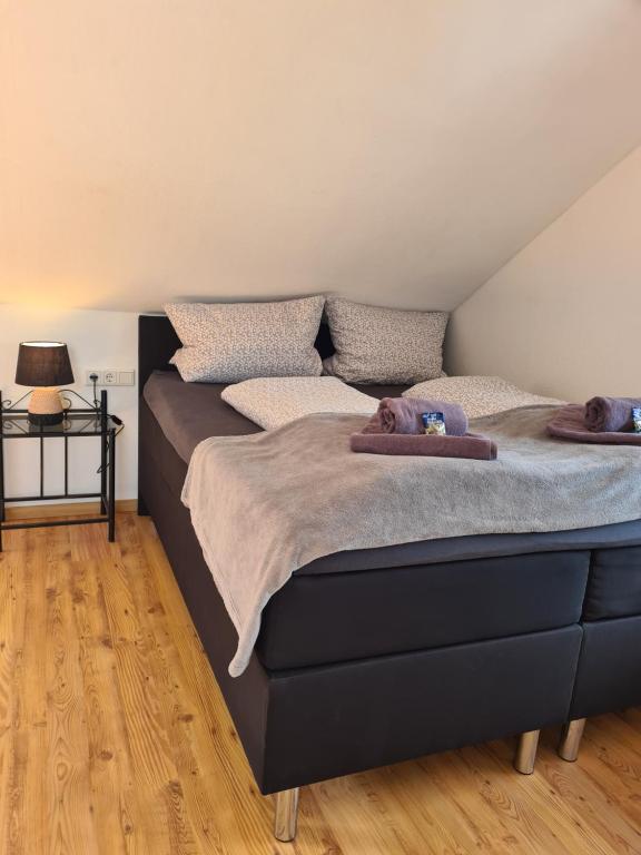 Postel nebo postele na pokoji v ubytování Apartment, Boxspringbett, ruhige Lage, Kassel Nähe