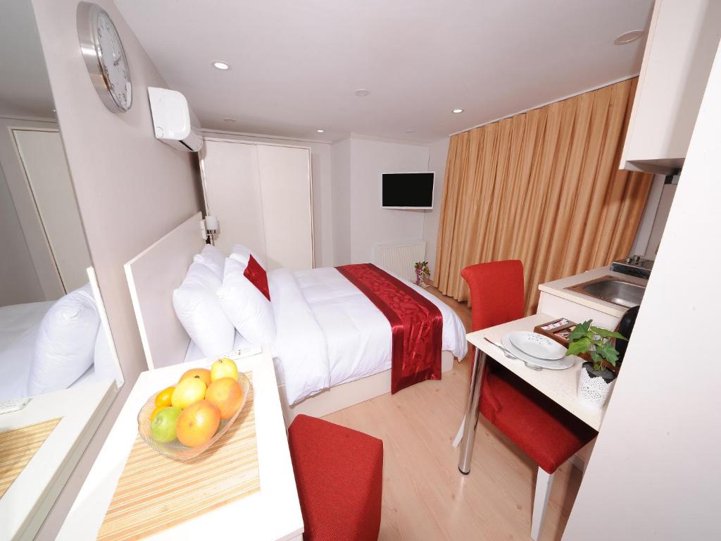 أجنحة غزال داونتاون في إسطنبول: غرفة في الفندق بها سرير وطاولة مع وعاء من الفواكه