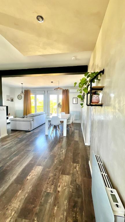 un salon avec une table et un canapé dans l'établissement Charmante maison au cœur de la Drôme, à Beaumont-Monteux