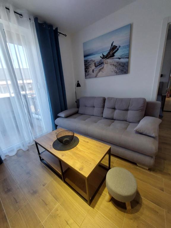 Een zitgedeelte bij Apartman Anna Srebrno jezero