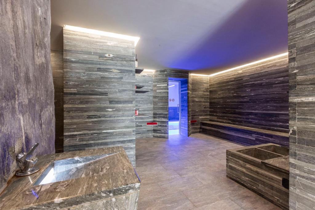 Un baño de Naco Aparthotel by Arca Spa