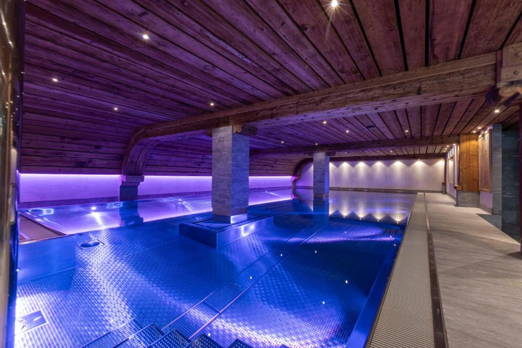 Der Swimmingpool an oder in der Nähe von Arca Aparthotel &amp; Spa