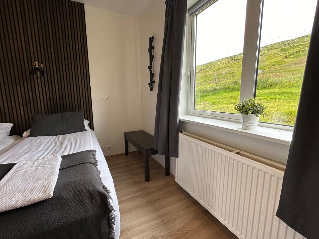 Postel nebo postele na pokoji v ubytování Guesthouse Brúnahlíð