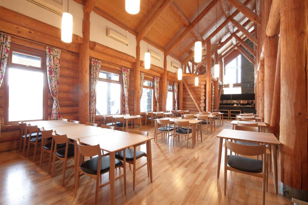 Restaurace v ubytování Log Hotel The Maple Lodge