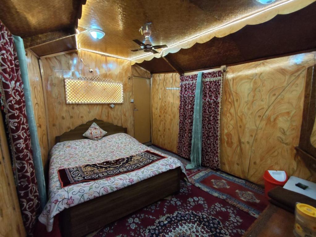 Postel nebo postele na pokoji v ubytování Shamus Maqbool Group Of Houseboat