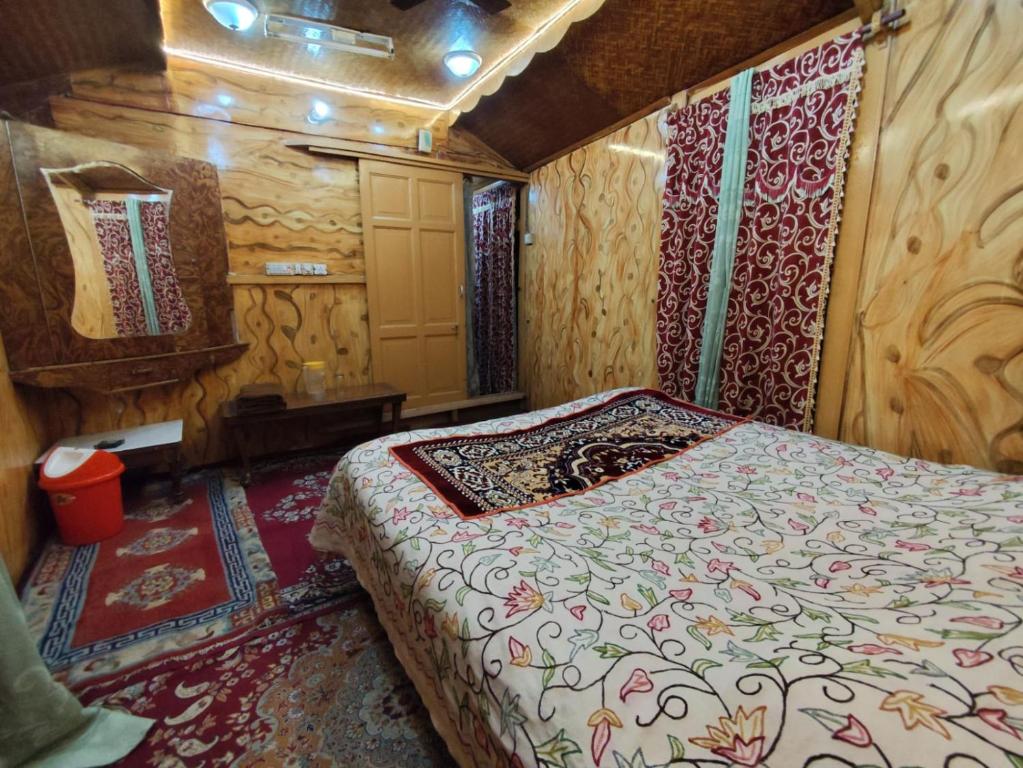 Postel nebo postele na pokoji v ubytování Shamus Maqbool Group Of Houseboat