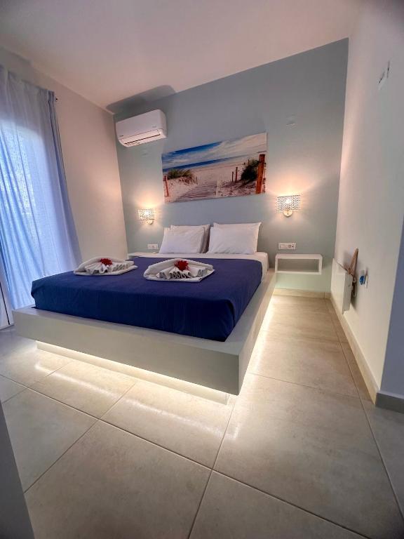 A bed or beds in a room at Fantasea Beachfront Villa