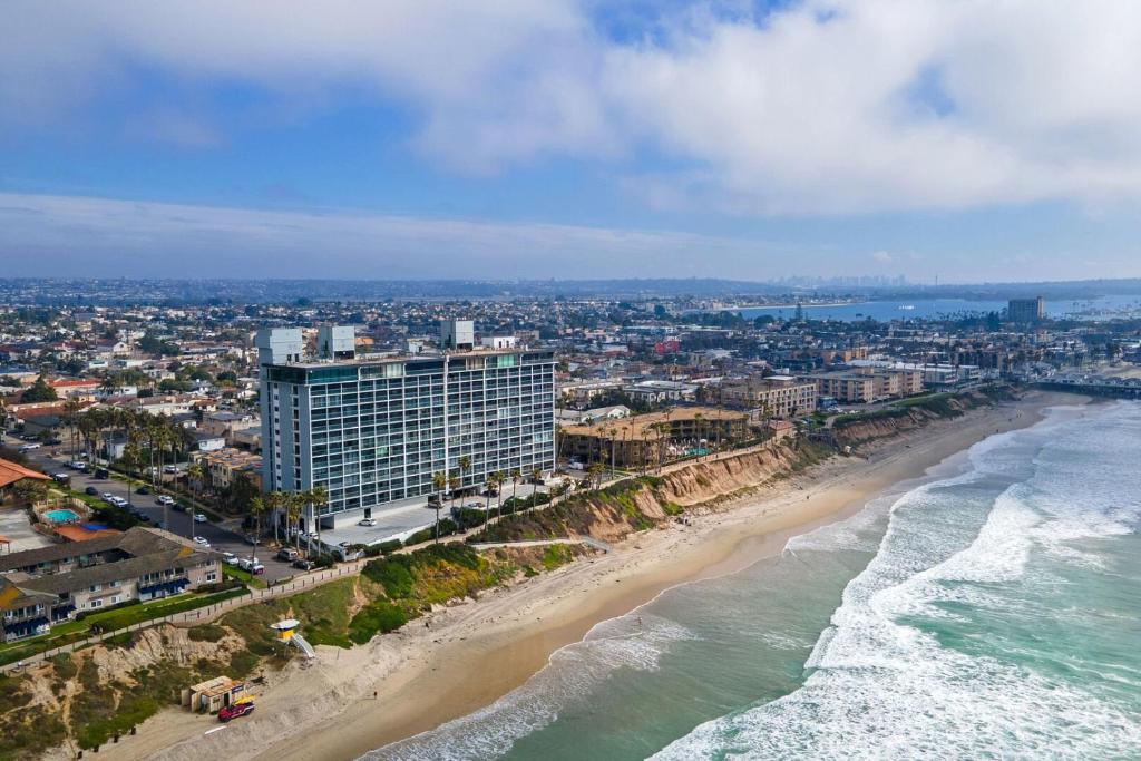 una vista aérea de una playa y el océano en Capri Beach Accommodations at Capri By The Sea, en San Diego
