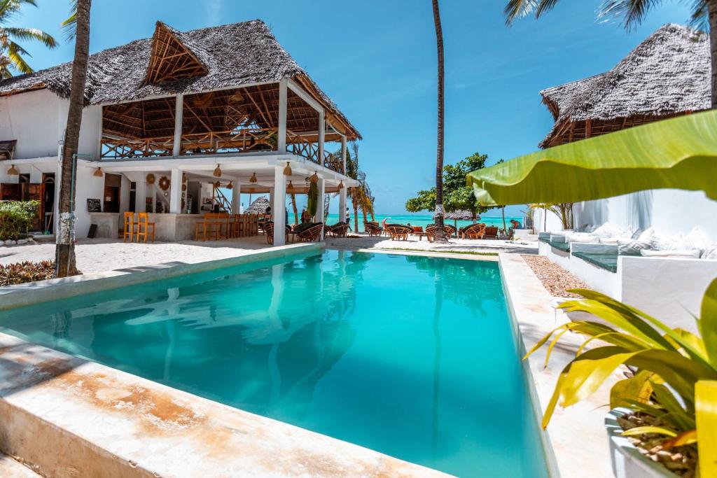 Bazén v ubytování Maisha Matamu Beach Hotel Paje nebo v jeho okolí
