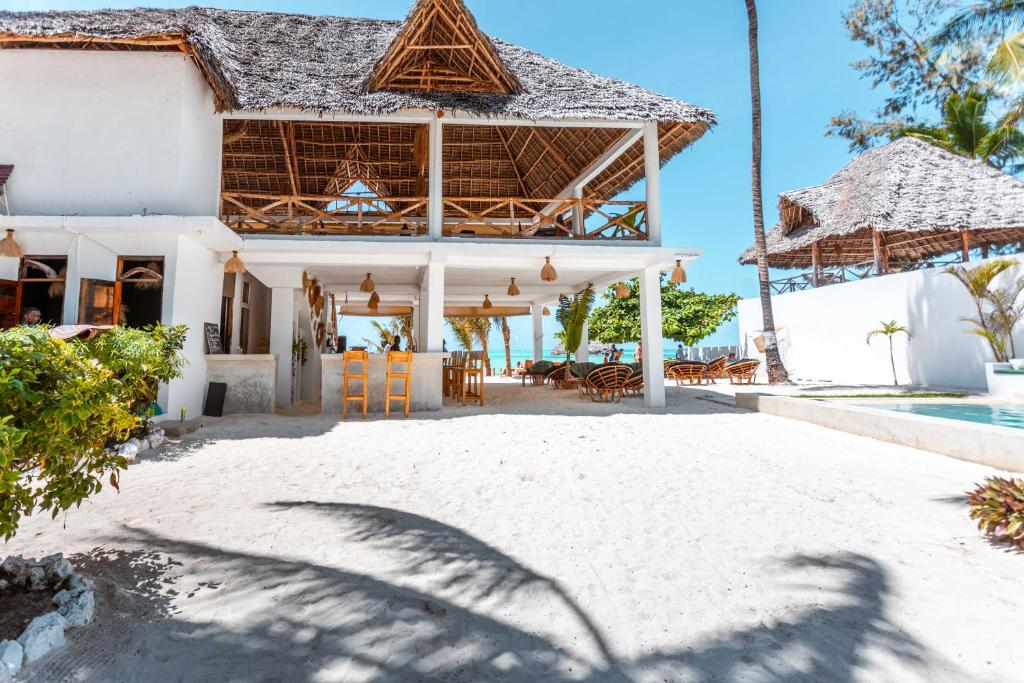 Bazén v ubytování Maisha Matamu Beach Hotel Paje nebo v jeho okolí