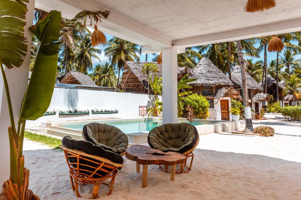 Bazén v ubytování Maisha Matamu Beach Hotel Paje nebo v jeho okolí