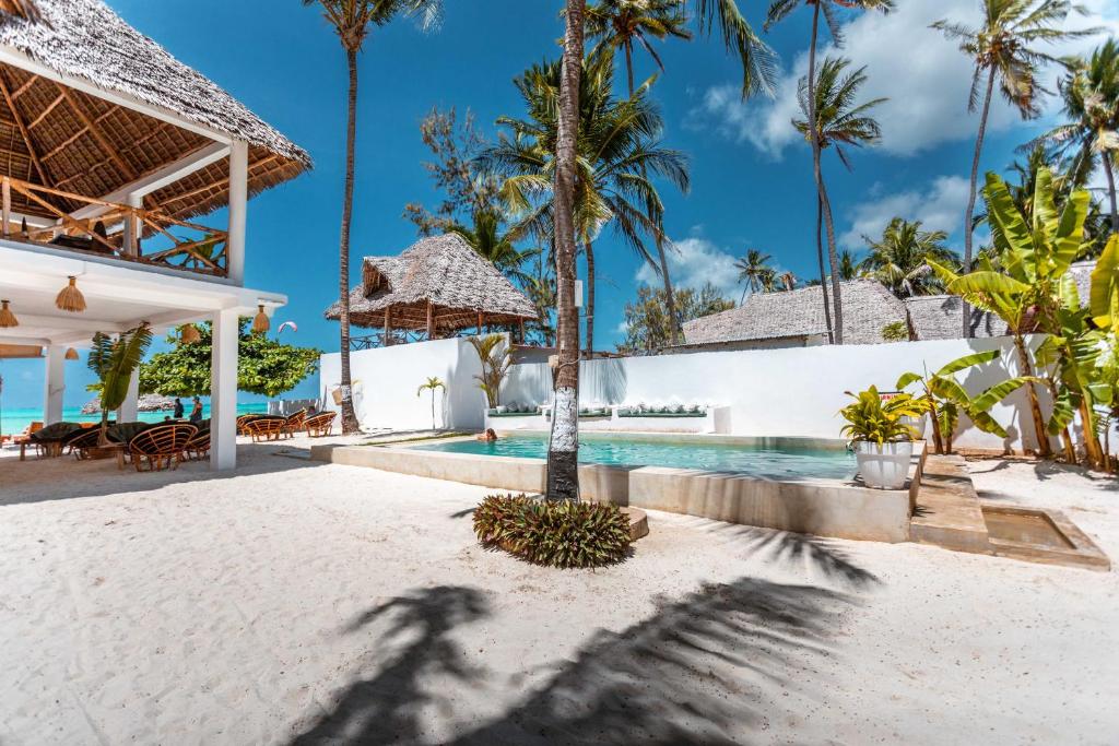 Bazén v ubytování Maisha Matamu Beach Hotel Paje nebo v jeho okolí