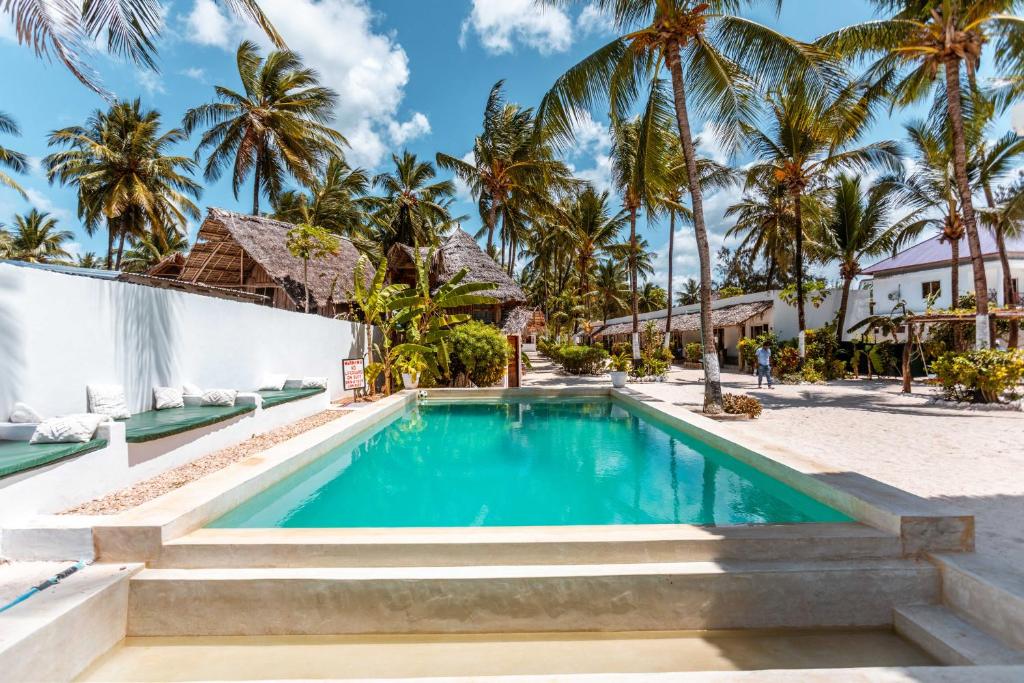 Bazén v ubytování Maisha Matamu Beach Hotel Paje nebo v jeho okolí