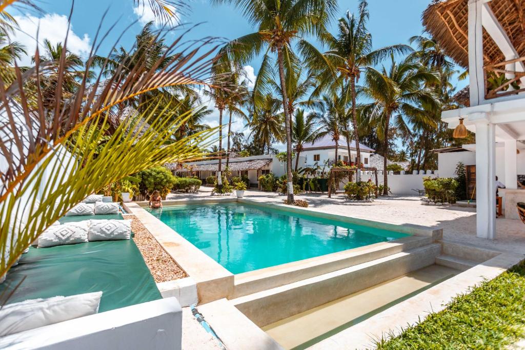 Bazén v ubytování Maisha Matamu Beach Hotel Paje nebo v jeho okolí
