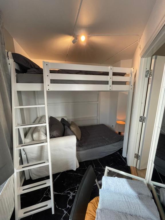 Postel nebo postele na pokoji v ubytování Happy Days Relaxing room with smart solutions shared apartment with one other bedroom