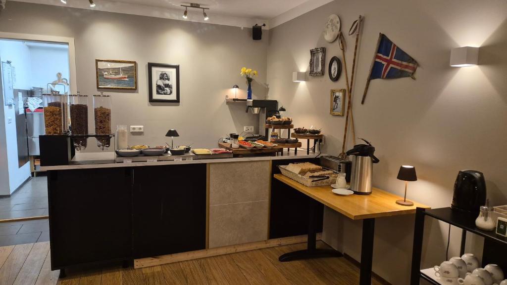 Příslušenství pro přípravu čaje a kávy v ubytování Húsavík Apartment