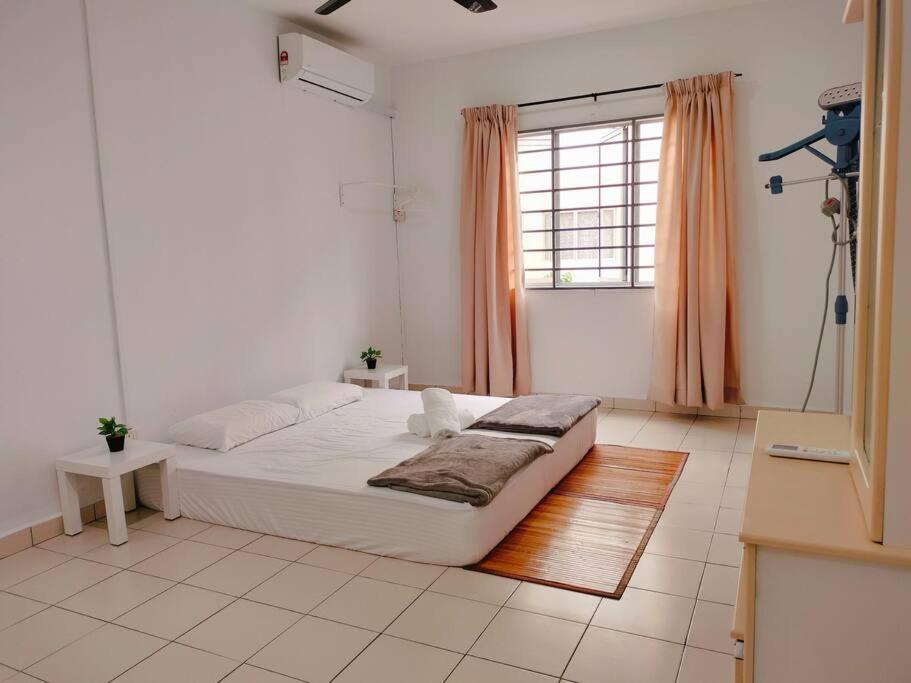 Un dormitorio blanco con una cama y una ventana. en Spacious 3BR Apartment Near Town, en Tuaran