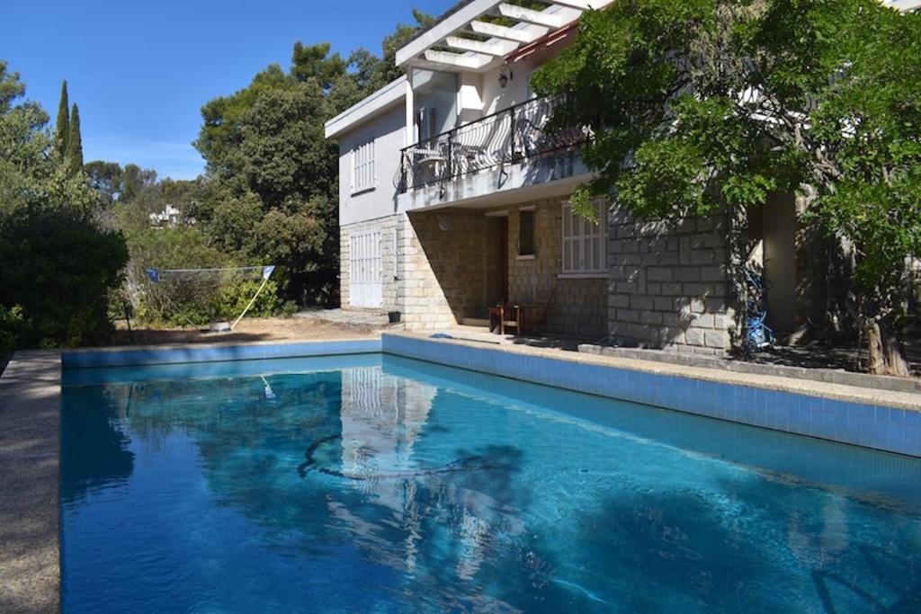 une piscine devant une maison dans l'établissement Maison calme avec piscine près de Cassis, à Carnoux-en-Provence
