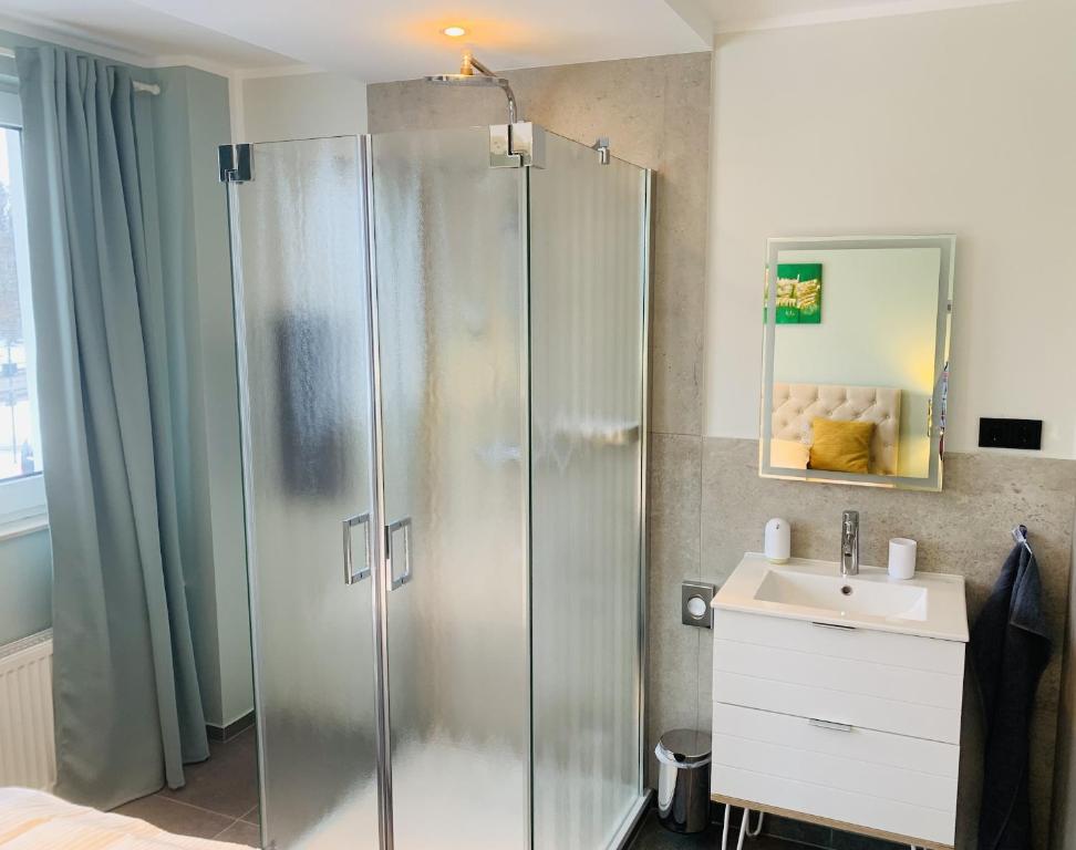 BESOTEL Mettmann-schicke FeWo oder Apartments nähe Golfplatz Gruiten und Neandertal mit Glasfaser WLAN und Parkplatz-viele Schlafzimmer mit Bad en suite