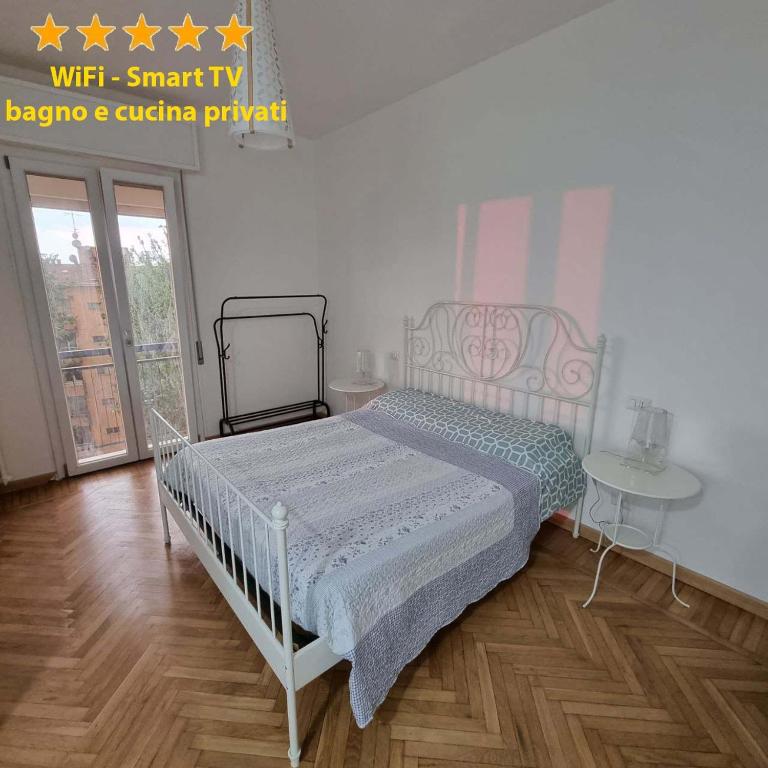 Postel nebo postele na pokoji v ubytování Attico Indipendente nel Cuore di Modena