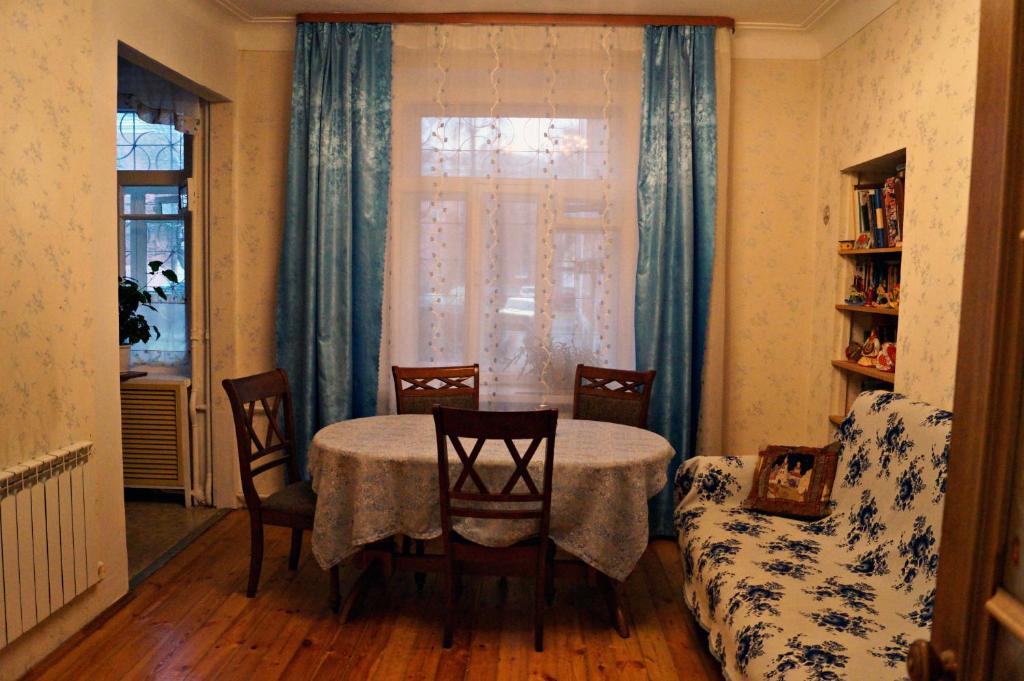 ヤロスラヴリにあるАпартаменты Бутусовскиеのダイニングルーム(テーブル、椅子、窓付)